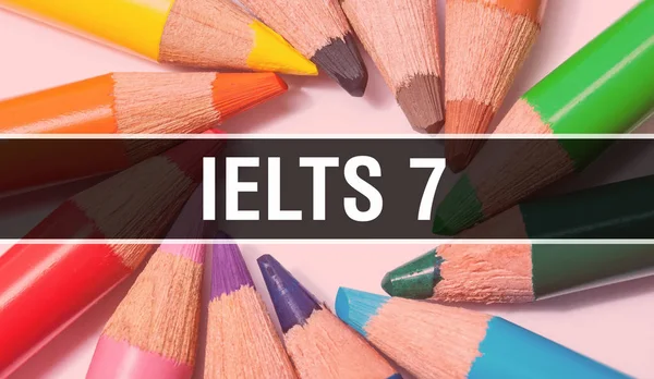 Ielts 7 baner koncepcyjny z teksturą z kolorowych przedmiotów edukacyjnych — Zdjęcie stockowe